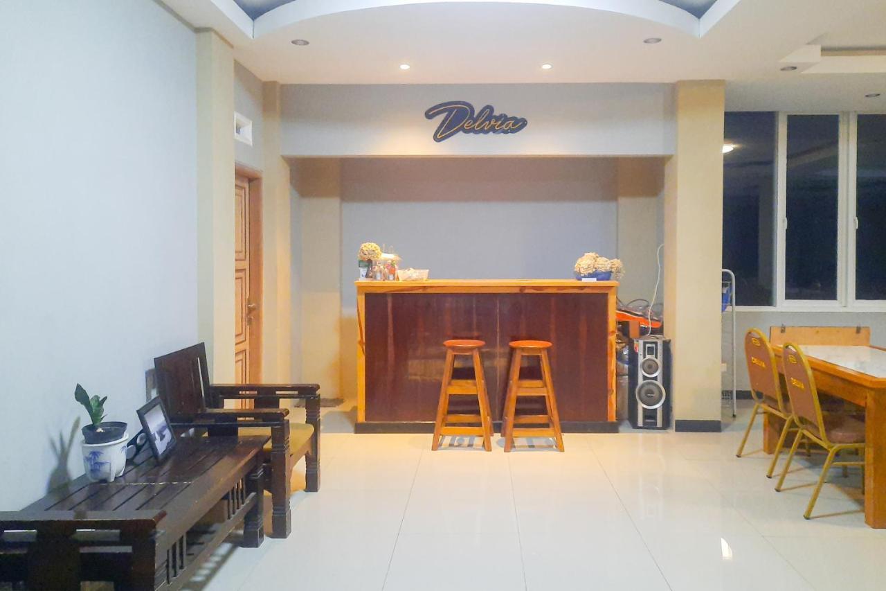 Delvia Bromo Homestay Mitra Reddoorz Pasuruan Exterior photo